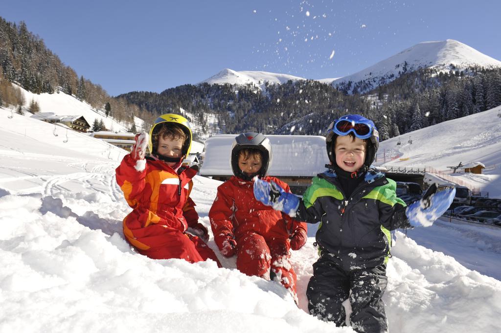 Kinder- Und Familienhotel Nockalm Innerkrems Ruang foto